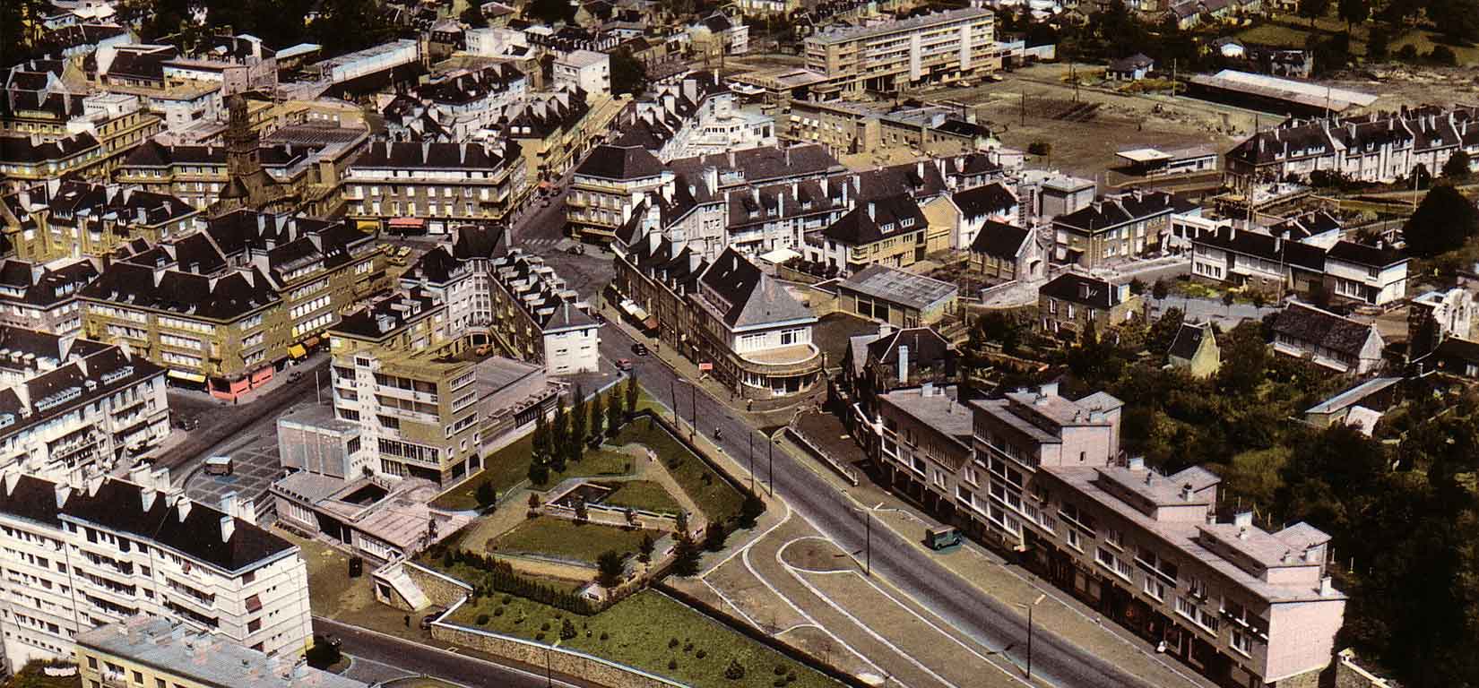 Vue aerienne de l'hotel de ville de Vire Normandie en 1960