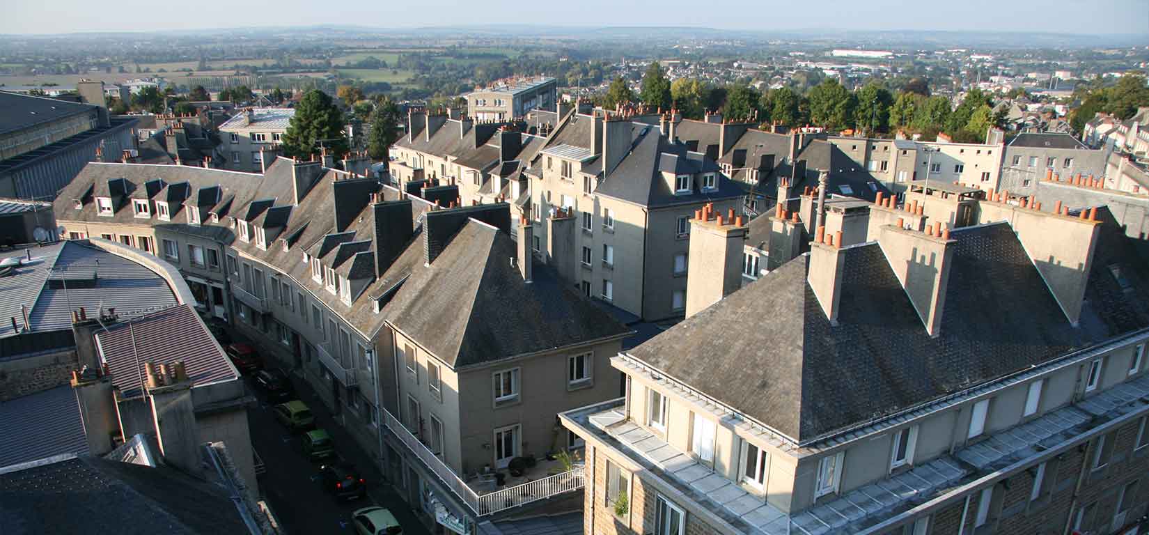 Vue du centre ville de Vire Normandie du haut de la porte horloge